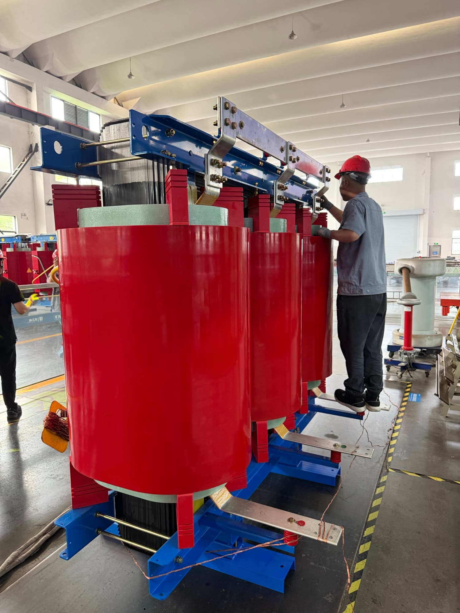 Cast-resin dry-type transformer in assembly